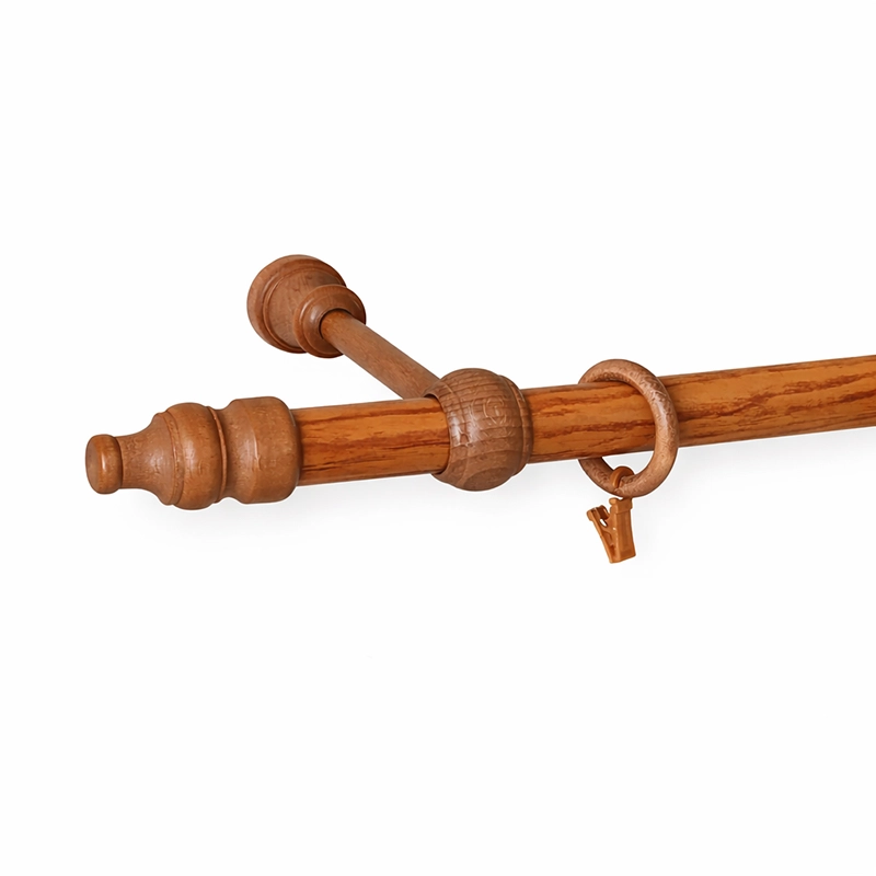 Drevená garníža s dekoratívnymi koncovkami a krúžkami