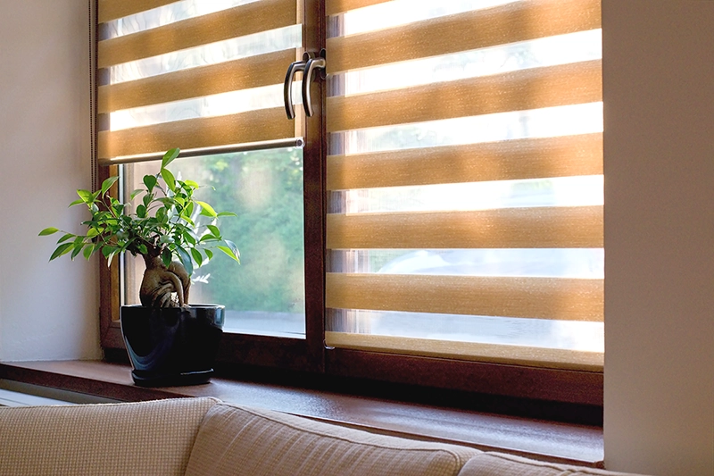 Roleta MINI na mieru na drevenom okne v modernom interiéri 