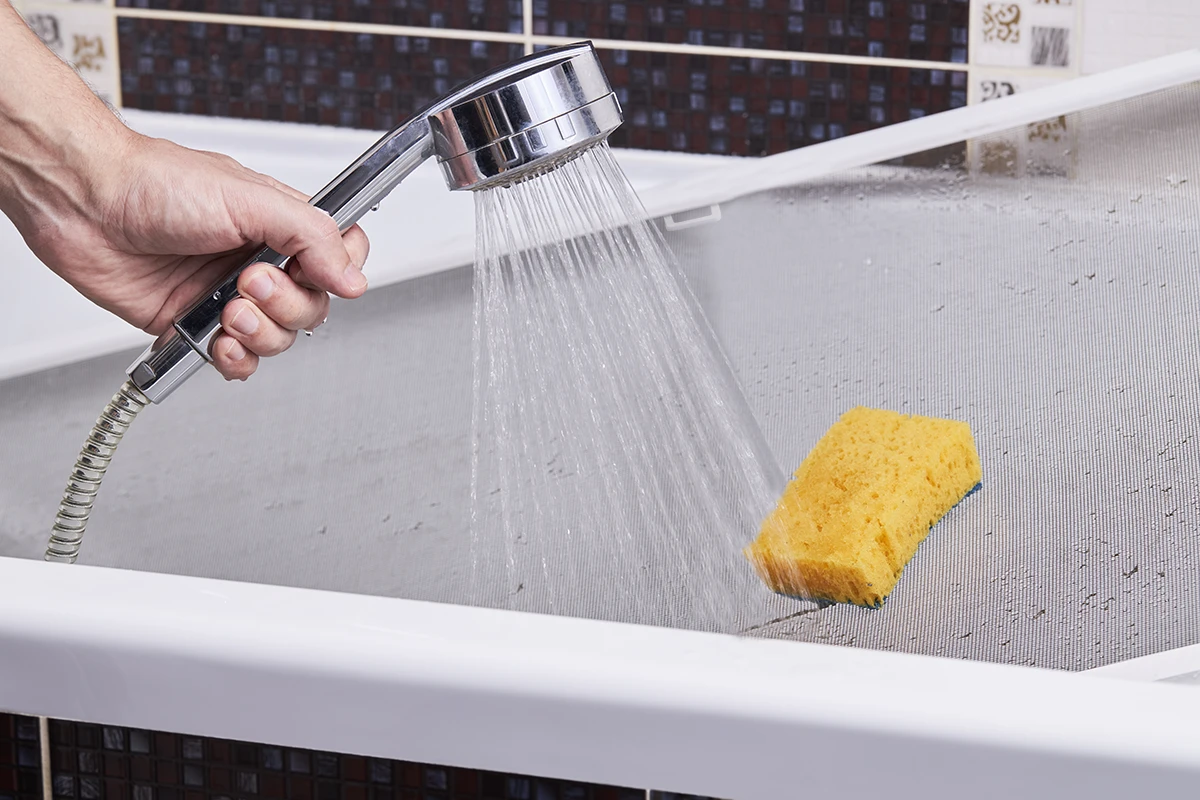 Sieť proti hmyzu sa čistí vo vani pomocou sprchy a jemnej hubky na odstránenie prachu a nečistôt.